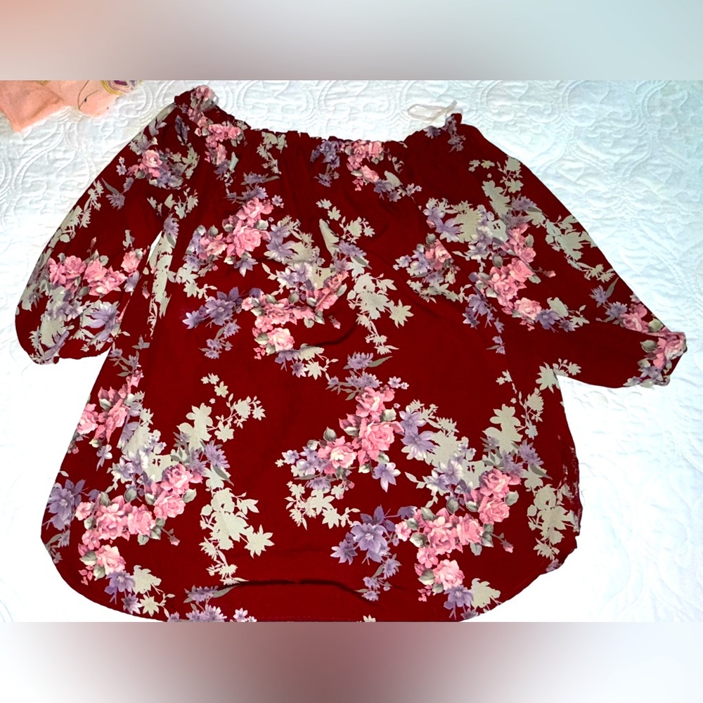 Cute flowered off or on the shoulder longer top. Looks cute either way!